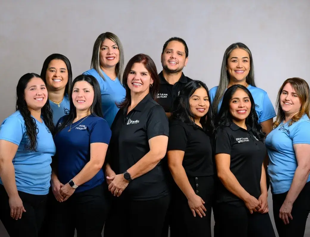 Equipo de limpieza profesional de Família Cleaning Services sonriendo juntos, al servicio de Connecticut y Massachusetts
